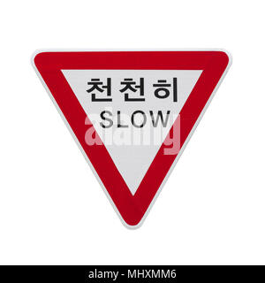 Triangle de la Corée du Sud ou de rendement moyen donner signe de route isolé sur fond blanc Banque D'Images