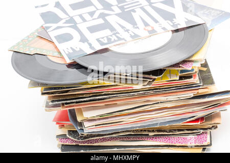 Une pile de sept pouces 45tours des célibataires pour la plupart avec des chansons des années 1980 qui ont été stockés dans un loft d'une collection de disques. Dorset England UK Banque D'Images