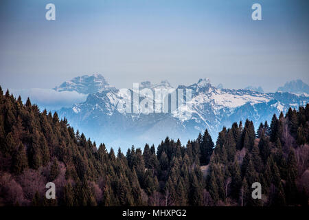 Lever du soleil sur la neige-couvertes de la Dolomite peaks plongé dans la brume, Pian de le Femene, Veneto, Italie Banque D'Images