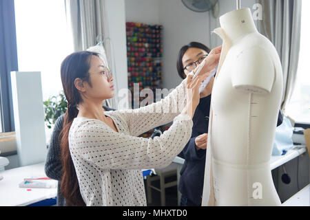 Stagiaire à l'étude dans le studio de design de mode Banque D'Images