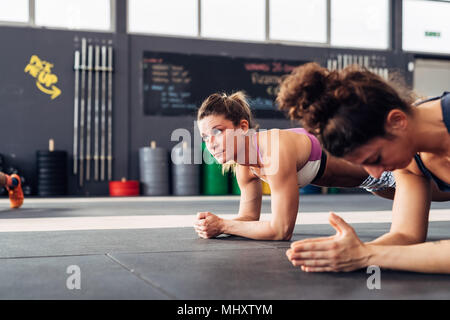 Portrait des femmes dans des planches de sport Banque D'Images