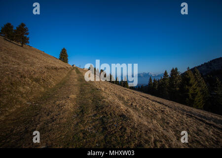 La voie vers une petite hutte avec en arrière-plan les sommets des Dolomites de Belluno et Vallée, Pian de le Femene, Veneto, Italie Banque D'Images