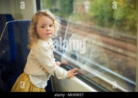 Enfant de sexe féminin sur le train, portrait Banque D'Images