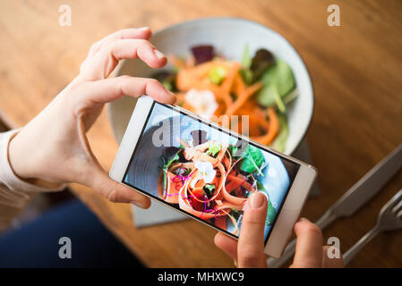 Woman taking photo de repas vegan Banque D'Images
