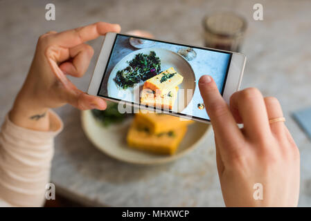 Woman taking photo de repas vegan Banque D'Images
