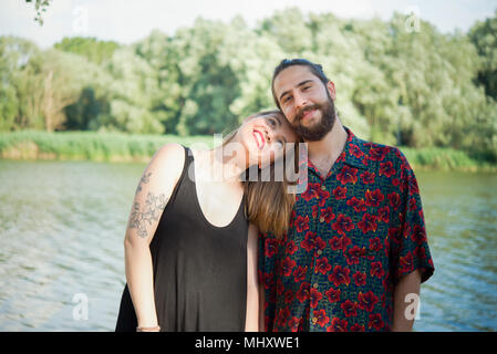 Couple par le lac, Arezzo, Toscane, Italie Banque D'Images