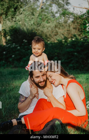 Couple avec bébé girl in garden Banque D'Images