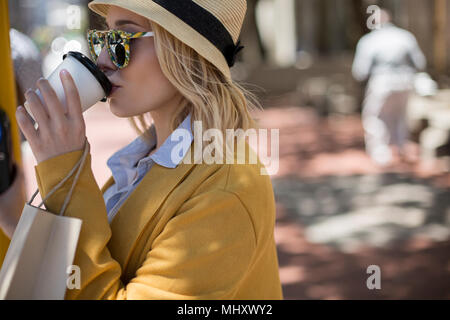 Woman drinking coffee Banque D'Images