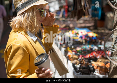 Woman at outdoor market stall, Cape Town, Afrique du Sud Banque D'Images