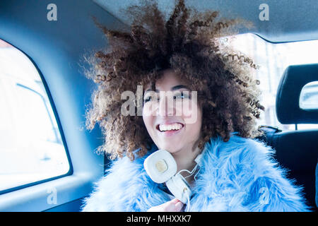 Portrait de jeune femme à l'arrière du taxi, smiling Banque D'Images