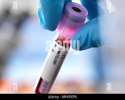 Portrait du docteur holding vial of blood Banque D'Images