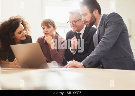 Business people in office using laptop Banque D'Images