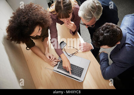 Vue de dessus de business people in office using laptop Banque D'Images