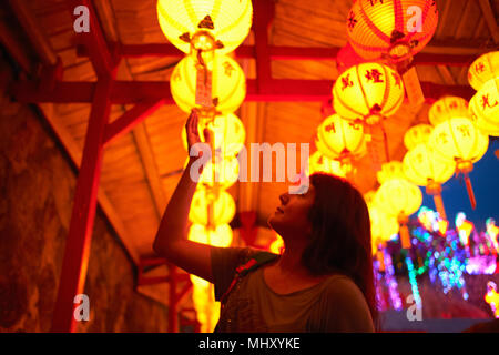 Lecture touristique bénédictions sur lampe chinoise, Temple de Kek Lok Si, l'île de Penang, Malaisie Banque D'Images