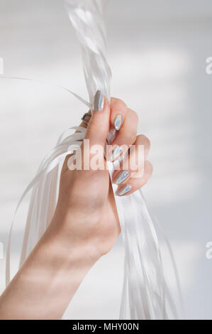 Portrait de femme hand holding ribbons Banque D'Images