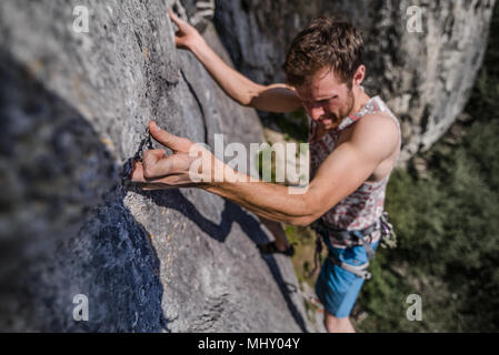Young male rock climber climbing calcaire, Freyr, Belgique, high angle view Banque D'Images