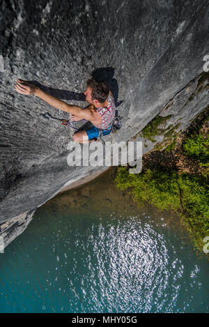Young male rock climber atteignant alors que l'escalade calcaire, Freyr, Belgique, high angle view Banque D'Images