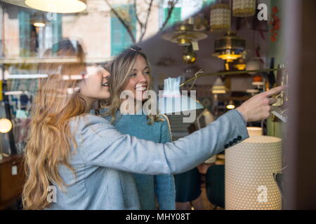 Les amis de shopping dans la boutique d'éclairage Banque D'Images