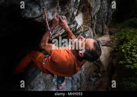 L'escalade de rocher, Hidden Valley, Ile de Cat Ba, au Vietnam Banque D'Images