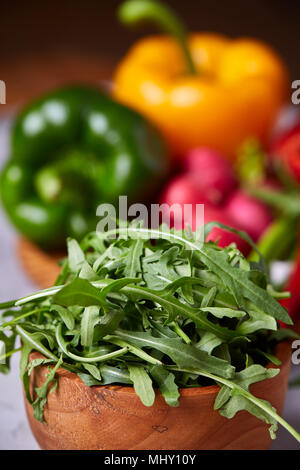 Salade de légumes frais créatif avec ruccola, concombre, tomates et radis blanc sur plaque sur fond texturé, close-up, selective focus. Mes rêves Banque D'Images