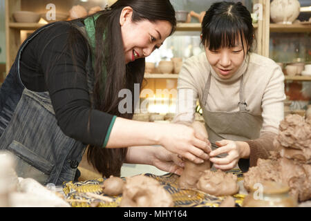 Deux femmes dans le studio pour faire la sculpture en argile Banque D'Images