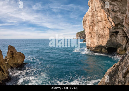 La péninsule rocheuse de Capo Caccia, avec de hautes falaises, est situé près de Alghero ; dans ce domaine, il y a les célèbres Grottes de Neptune Banque D'Images