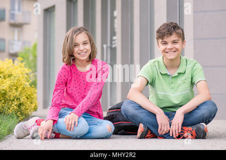 Teen boy and girl retour à l'école Banque D'Images