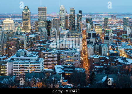 Vue sur le centre-ville de Montréal, au crépuscule, photographié depuis le sommet du Mont Royal, à Montréal, Canada Banque D'Images