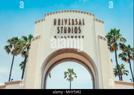 Los Angeles/California/USA - 07.19.2013 : porte d'entrée pour les Universal Studios Hollywood, le ciel bleu au-dessus et de palmiers sur le côté de la porte. Banque D'Images