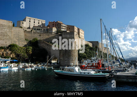 Skyline et marina de Cavi, une ville médiévale en Corse, une île française au large de la côte sud de la France dans la Méditerranée. La Corse est le lieu de naissance Banque D'Images