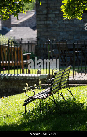 Banc sous l'arbre Bainbridge Village Green Bainbridge Richmondshire North Yorkshire Angleterre Banque D'Images