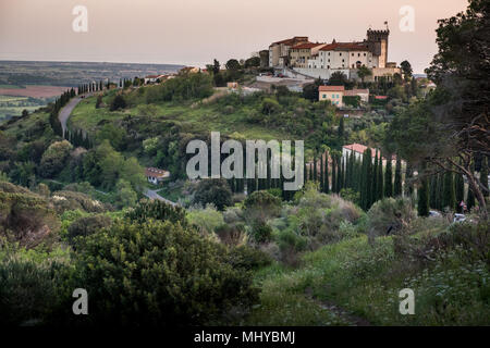Rosignano Marittimo, Toscane - Situé dans la province de Livourne, à partir de la place avec l'église de San Ilario et le château construit en l'an 1100 Banque D'Images