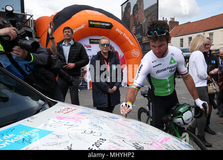 L'équipe de Dimension Data Mark Cavendish signe un autographe sur une voiture pendant le premier jour du Tour de Yorkshire de Beverley à Doncaster. Banque D'Images