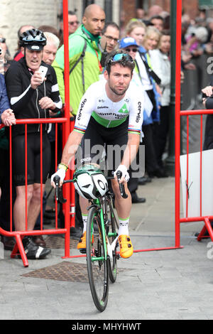 L'équipe de Dimension Data Mark Cavendish se réchauffe l'avant de la course des hommes au cours de la première journée du Tour de Yorkshire de Beverley à Doncaster. Banque D'Images