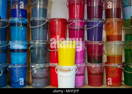 Peinture d'encre colorée dans une rangée de bouteilles empilées dans une usine d'impression Banque D'Images