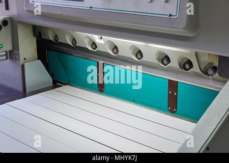 Papier coupe guillotine machine dans une usine d'impression Banque D'Images