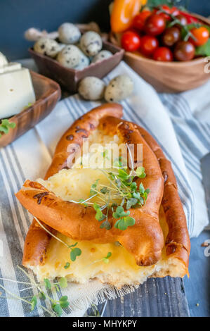 Khachapuri géorgien traditionnel est un pain au fromage. Du pain avec du fromage et des œufs avec les verts. Banque D'Images