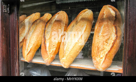 Pain frais sur des étagères dans une boulangerie Banque D'Images