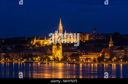 Bastion des pêcheurs à Budapest pendant l'inondation estivale 2013 Banque D'Images