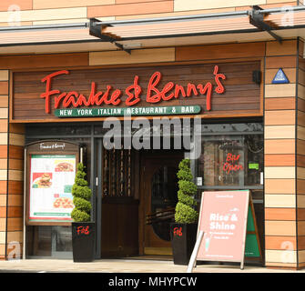 Signe au-dessus de l'entrée d'une succursale de l'Frankie et Benny's restaurant chain Banque D'Images