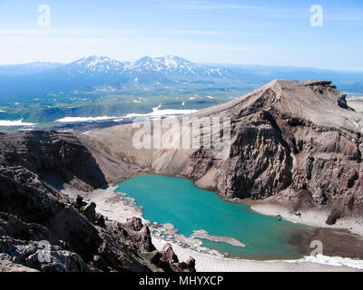 Le lac du cratère de volcan Gorely, péninsule du Kamchatka, Russie Banque D'Images