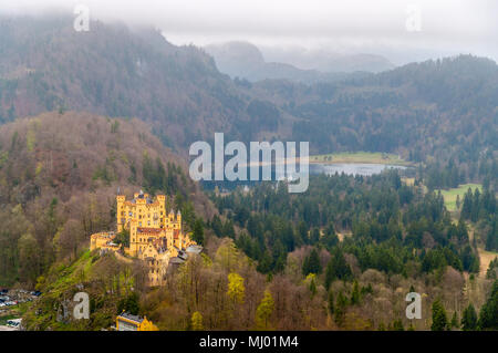 Vue sur Château de Hohenschwangau à Alpes bavaroises, Allemagne Banque D'Images