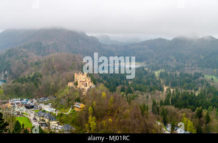 Vue sur Château de Hohenschwangau à Alpes bavaroises, Allemagne Banque D'Images