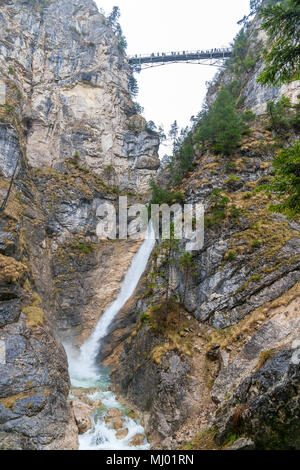 Vue sur le pont Marienbrücke (Mary) plus de cascade de Neuschwanstein, en Allemagne, en Bavière Banque D'Images