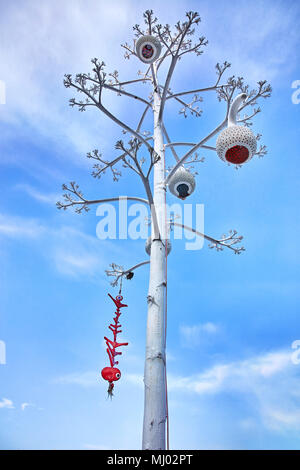 Arbre généalogique blanche avec de l'eau de la calebasse décorative gourd (pumpkin) lampes pendaison et ciel bleu Banque D'Images