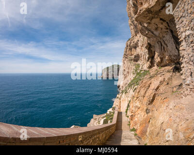 La péninsule rocheuse de Capo Caccia, avec de hautes falaises, est situé près de Alghero ; dans ce domaine, il y a les célèbres Grottes de Neptune Banque D'Images