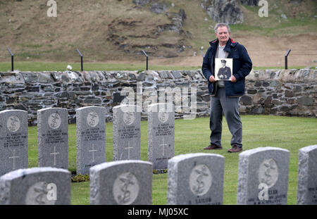 De 0001 SOUS EMBARGO VENDREDI 4 MAI Nick masquer, dans le cimetière à côté de la plage de Kilchoman sur Islay où son grand-père le capitaine Ernest Davidson, qui est mort dans la catastrophe d'Otrante HMS qui a coulé au large de la côte d'Islay en 1918, est enterré. Banque D'Images