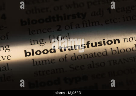 Transfusion de sang mot dans un dictionnaire. transfusion de sang concept. Banque D'Images