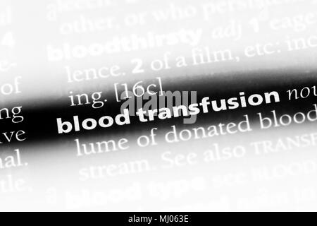 Transfusion de sang mot dans un dictionnaire. transfusion de sang concept. Banque D'Images