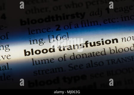 Transfusion de sang mot dans un dictionnaire. transfusion de sang concept. Banque D'Images